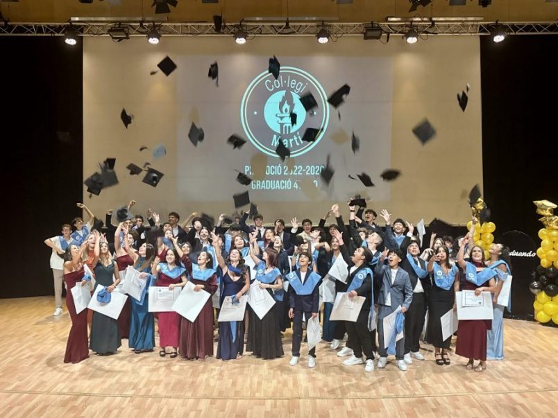 Alumnes de 4t d'ESO celebrant la seva graduacio