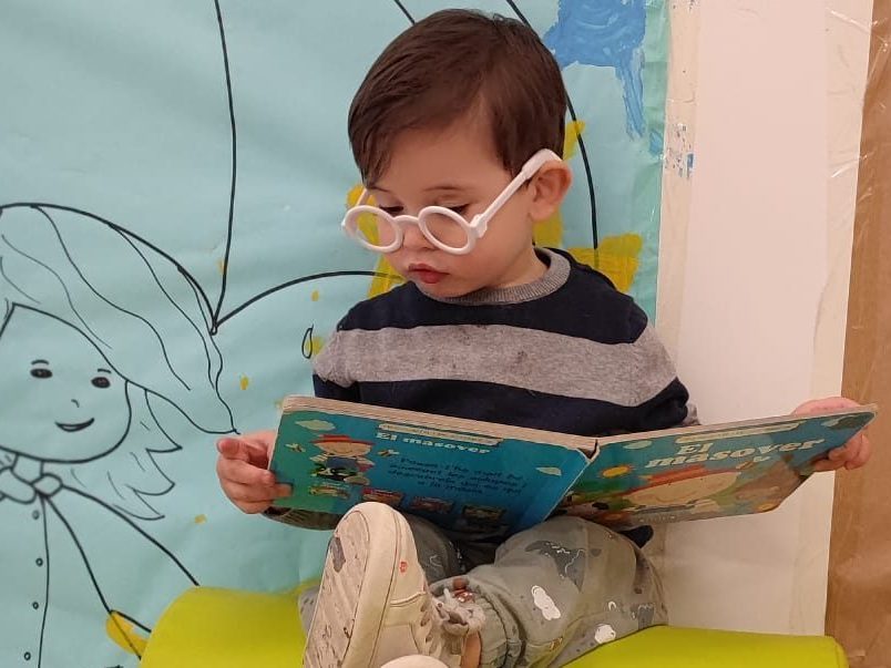 Alumne d'Eduació Infantil llegint un conte